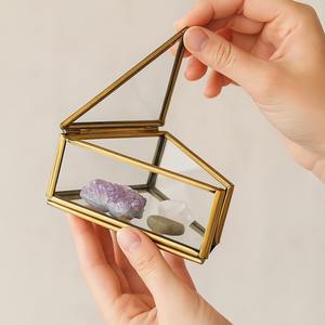 Boîte à bijoux en verre de forme rectangulaire qui ajoute du luxe à votre espace d'habillage et de la protection à vos bijoux - Product Image 4