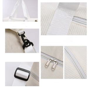 Bolsa de gimnasio de lona de viaje con logotipo personalizado unisex, patrón geométrico, entrenamiento deportivo, Fútbol para hombres y mujeres - Product Image 4