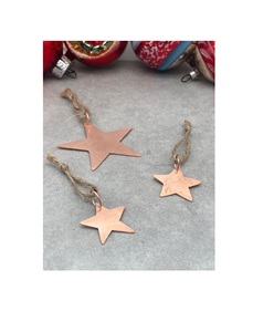 Adornos colgantes navideños de metal hechos a mano con intrincados patrones recortados para un estilo estético de decoración del hogar festivo - Product Image 2