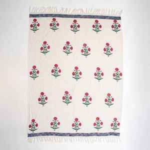 Manta Decorativa Moderna Ecológica Hecha a Mano en India con Estampado Floral Rojo para Sofá, Cama o Sillón con Flecos - Product Image 1