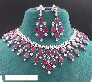 Collier AD élégant avec boucles d'oreilles assorties idéal pour les tenues de mariage des femmes, les événements spéciaux et les fonctions festives - Product Image 1