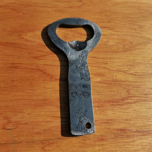 Ouvre-bouteille en fonte vintage élégant avec un design rustique durable parfait pour les intérieurs de ferme et les rassemblements de fête en plein air - Product Image 1