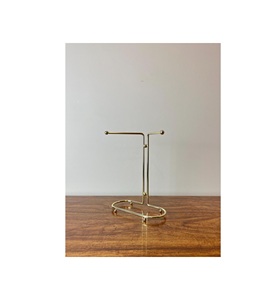 Toallero de latón contemporáneo, ideal para apartamentos elegantes, que ofrece almacenamiento práctico para toallas en espacios compactos. - Product Image 6
