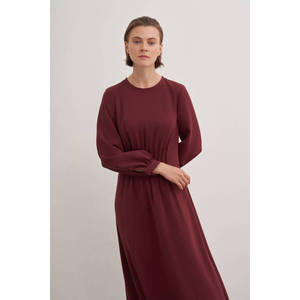 Robe de bal longue en crêpe bordeaux à taille empire avec détails plissés floraux pour mariage - Product Image 4