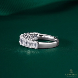 Anillo de Eternidad de Oro con Baño de Rodio y Diamantes Cultivados en Laboratorio con Corte Esmeralda de Lujo de 2.13CT, con Piedras Laterales de Moissanita para Mujer - Product Image 2