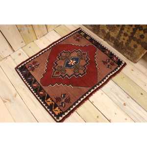 Petit tapis turc 2,3x2,9 pieds (70x88 cm), tapis vintage à carreaux rouges - Product Image 1