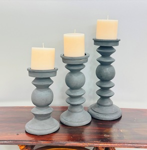 Candelabros elegantes Velas de madera con estilo garrapatas Pilar de estilo georgiano Portavelas Juego de tres - Product Image 1