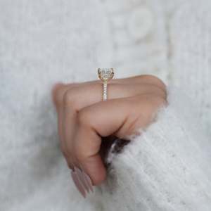 แหวนหมั้นเพชรทรงปรินเซสคัท เพชรเลี้ยงในห้องปฏิบัติการ ประดับเพชรข้างแบบซ่อนรูปวงกลม  ตัวเรือนเงินสเตอร์ลิง/แพลตตินัม น้ำหนัก 2.040 กะรัต ความสะอาดระดับ VS1 ดีไซน์หรูหรา - Product Image 3