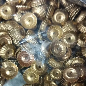 Paillettes en PVC souples et flexibles de 5mm pour la décoration de vêtements - Product Image 1