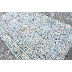 Alfombra Vintage de 5.7x9 pies, Alfombra Turca Grande, Alfombra de Lana con Diseño Floral Azul y Blanco - Product Image 4