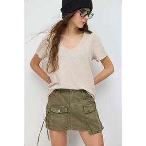 Camiseta Básica con Cuello en V de Tela Brillante - Product Image 5