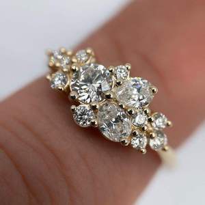 Anillo de Compromiso con Diamante Cultivado en Laboratorio de 1.75 Quilates, Diseño Único en Forma de Racimo, Anillo de Boda de Oro con Diamante de Corte Ovalado Certificado por IGI - Product Image 2