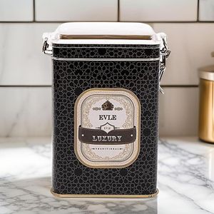 กล่องโลหะสี่เหลี่ยมลายเรขาคณิตสีทองขนาด75x100x170มม. พร้อมตะขอลวด1.1L และพื้นหลังสีดำฝาใส - Product Image 3