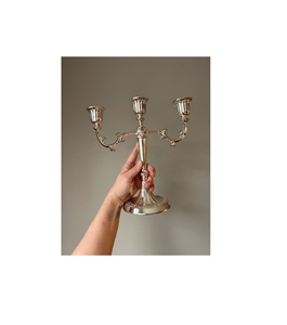 Candélabre en métal en fer forgé à cinq bras parfait pour la décoration intérieure gothique ou l'installation d'un dîner aux chandelles - Product Image 3