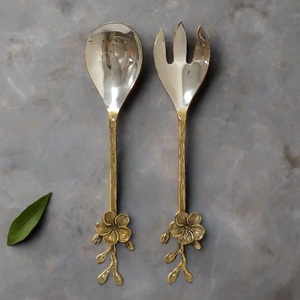 ชุดช้อนส้อมสลัดโลหะทองคำทำมือสำหรับใช้ในบ้าน ช้อนส้อมเสิร์ฟสแตนเลสลายดอกไม้ดีไซน์ศิลป์สำหรับโรงแรม - Product Image 3