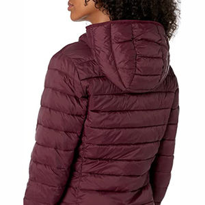 เสื้อแจ็คเก็ตพัฟเฟอร์รุ่นกีฬาสำหรับผู้หญิง ออกแบบโลโก้ได้ตามต้องการ คุณภาพระดับโปร ดีไซน์ใหม่สำหรับฤดูหนาว พร้อมเทคนิคการย้อมสีแบบเรียบ - Product Image 3