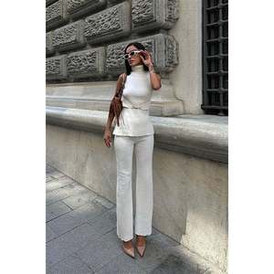 Traje Casual con Cuello Alto y Detalles en Rosa 9946 - Product Image 4