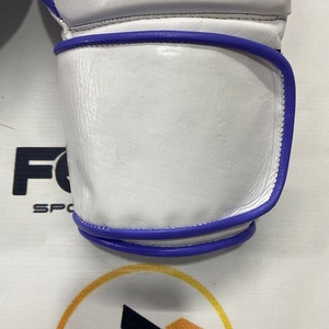 Guantes de Boxeo de Piel Genuina Morados y Blancos para Entrenamiento de Sparring, Personalizados OEM, Cierre de Correa Profesional para Muay Thai y MMA - Product Image 3