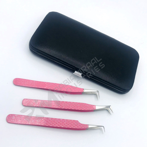 แหนบตัดขนตา RMI Professional สแตนเลส 90 องศา 3 ชิ้น ปลายสีเงิน เคลือบสีชมพู และกล่องแม่เหล็กสีดำ - Product Image 3