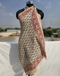 Vente en gros de sarongs indiens géométriques imprimés à la main pour la plage, tissu doux en voile, paréo d'été, bagru, couleur naturelle et biologique - Product Image 1