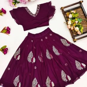 Conjunto de Lehenga Choli Largo de Georgette Morado para Niñas de Shoryam Fashion, Blusa con Mangas con Volantes y Bordado, Ropa Étnica - Product Image 1