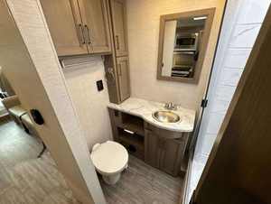 OFERTA: Autocaravana de Lujo Clase L, Modelo FREEDOM TRAVELER B30, Interior Espacioso, Cama King Size, Emisión EURO 6, Cocina, Baño, 3000 kg - Product Image 2