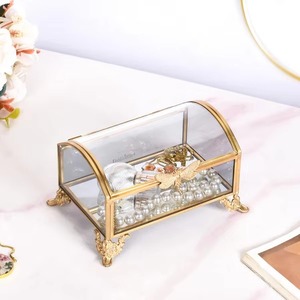 Boîte à bijoux en verre avec cadre en métal doré et design papillon Boîte de rangement décorative élégante pour bagues, boucles d'oreilles et souvenirs - Product Image 1