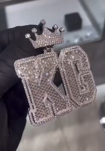 Colgante de Plata 925 con Diseño de Corona y Letra Personalizada, Incrustaciones de Moissanita VVS, Engaste en Canal, Estilo Gótico para Uso Diario - Product Image 5