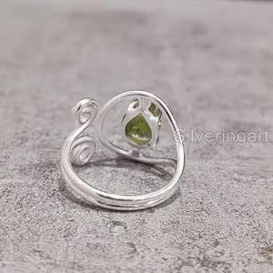 แหวนผู้หญิงดีไซน์เก๋ ทำจากพลอยเพอริดอตธรรมชาติ หินประจำเดือนสิงหาคม ปรับขนาดได้ งานแฮนด์เมด เครื่องประดับเงินแท้ 925 - Product Image 6
