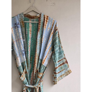 Robe kimono vintage en soie tie-dye, style bohème, paréo de plage pour les fêtes nuptiales - Product Image 1