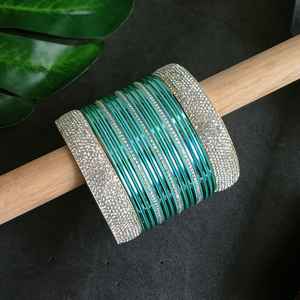 ชุดเครื่องประดับคริสตัลแบบดั้งเดิมสำหรับเจ้าสาวชุดกำไลข้อมือโลหะมันวาวแบบคลาสสิกจากผู้ผลิตอินเดีย - Product Image 2