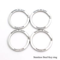 Anneau porte-clés plat épais en acier inoxydable 304 poli miroir avec logo gravé personnalisé en émail noir pour porte-clés de luxe