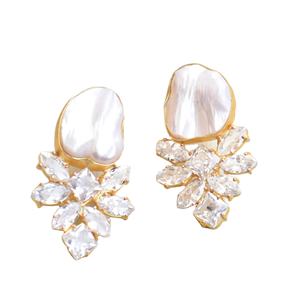 Boucles d'oreilles pendantes en laiton en gros, perle zircon baroque, fabrication artisanale, texture mate, sans nickel, durables, plaquées or 10 carats, prêtes pour le mariage - Product Image 1