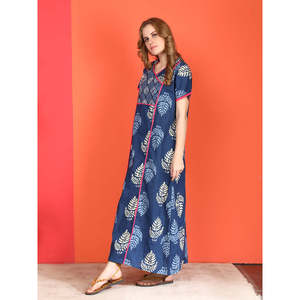 Robe de nuit longue en coton Evolve pour femme, décontractée, à manches courtes et poches latérales, imprimée, pour la nuit - Product Image 3