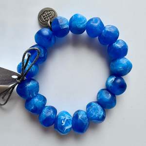 Bracelet jonc en résine fabriqué à la main sur mesure | Bijoux artisanaux de conception d'ange unique | Manchette de déclaration écologique | Vente en gros OEM - Product Image 4