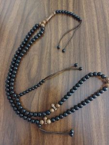 Tasbih de madera hecho a mano con hilo resistente y cuentas redondeadas suaves para uso diario prolongado en la práctica del dhikr. - Product Image 5