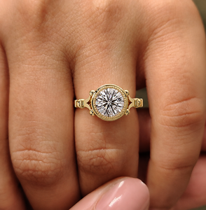 Bagues de fiançailles solitaires vintage avec diamant de laboratoire rond serti clos, certifiées IGI, en or jaune 14K, bordure milgrain, fabricant - Product Image 2