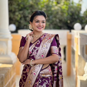 ผ้าไหมบาแนรัสแบบดั้งเดิมที่ถักทอแบบมีนาการี พร้อมขอบผ้าไหมซารีแบบซารีที่มีลวดลายซารีที่ละเอียดอ่อนและขอบผ้าไหมซารีแบบมีพู่ห้อย จับคู่กับเสื้อไหมเนื้อนุ่ม - Product Image 1