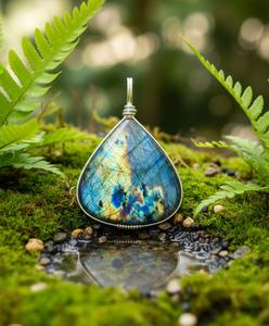 Pendentif tendance en argent tibétain et labradorite naturelle, style punk chrétien, pour femme - Product Image 1