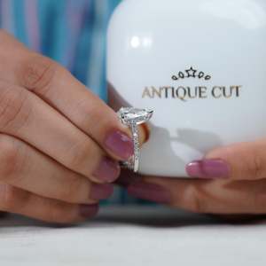 Anillo de Compromiso con Diamante Cultivado en Laboratorio Certificado por IGI, con Banda Pavé y Halo Oculto, Estilo Pera - Product Image 6