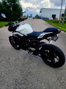 Motocicleta Triumph Street Triple 765 R usada en venta a bajo precio, modelo 2024 - Product Image 3