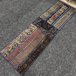 Petit tapis turc vintage 2x6,6 pi (62x200 cm), tapis Herki marron patchwork - Product Image 2