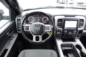 Impressionnant RAM 1500 Classic Express Crew Cab 4WD 2022 d'occasion, faible kilométrage, en stock, offert à un prix incroyable - Product Image 4