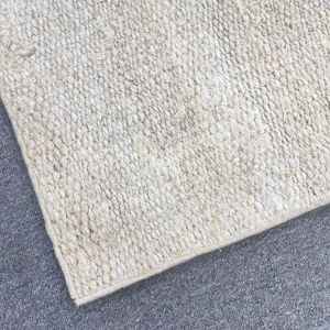 Alfombra Vintage de 2.2x5.8 pies, Alfombra Turca, Alfombra de Camuflaje Blanca y Gris - Product Image 5