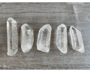Vente en gros de baguettes de quartz clair brut sculptées en cristal naturel, pierres de guérison Reiki pour la décoration intérieure, le Feng Shui et l'amour - Product Image 4