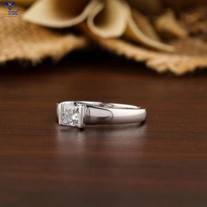 Bague en or blanc 18 carats avec diamant taille princesse 0,50 TDW serti en barre/canal, certifiée IGI pour anniversaire - Product Image 2