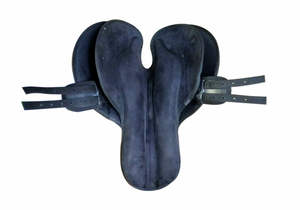 อานม้าสังเคราะห์แบบไร้ต้นไม้สำหรับแข่งม้าสีดำล้วนทำจากอินเดีย - Product Image 2