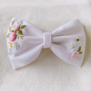 Arcs de cheveux brodés à la main sur mesure Élégance en lin doux avec une touche artisanale. Idéal pour les queues de cheval - Product Image 5