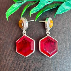 ทับทิมทรงหกเหลี่ยมทำด้วยมือสีแดงควอตซ์และตาเสือห้อยต่างหูเงินอัญมณีดีไซน์เนอร์สำหรับผู้หญิง - Product Image 4