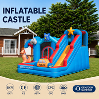 Aire de jeux spacieuse avec mur d'escalade inclus, jeu de basket inclus, châteaux gonflables avec toboggans pour les fêtes d'enfants dans le quartier